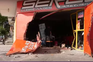 Una mujer perdió el control de su vehículo, impactó contra un negocio y murió