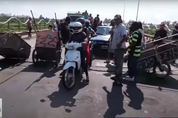 Cartoneros de la Costanera se movilizan y cortan el puente Barros