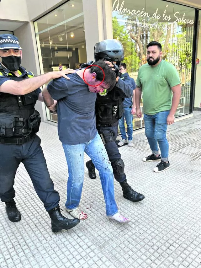 EN LA ESCENA. Gerónimo Helguera es retirado por la Policía. 