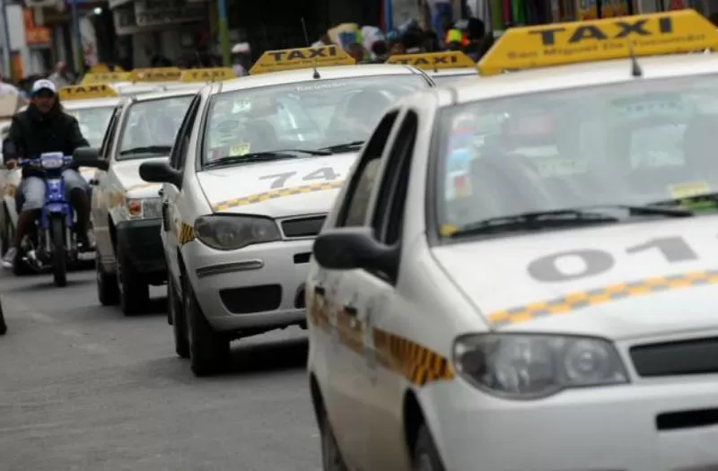 TAXIS EN SAN MIGUEL DE TUCUMÁN / ARCHIVO