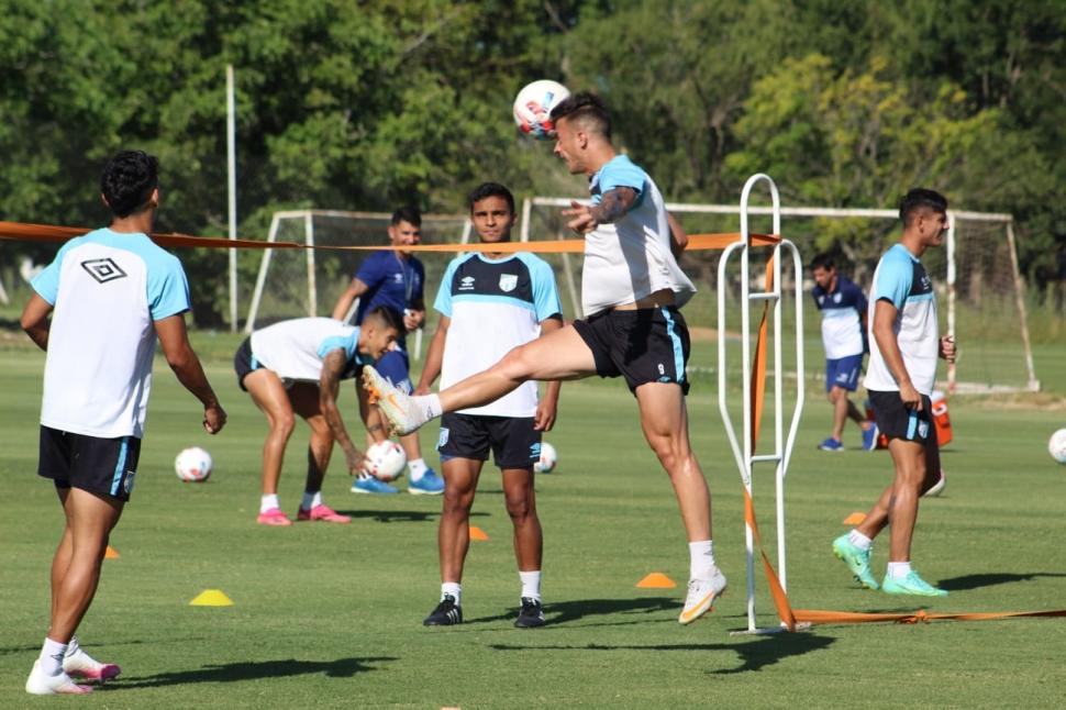ÚLTIMA PRÁCTICA. Lotti necesita reencontrarse con el gol. En el predio Casasol, de Unión, ayer el “Decano” se entrenó por última vez en su larga estadía en Santa Fe.