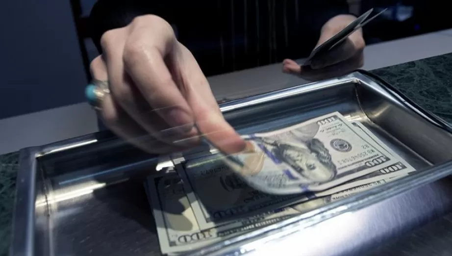 MOVIDA. En tres días ahorristas sacaron U$S 400 millones de los bancos.