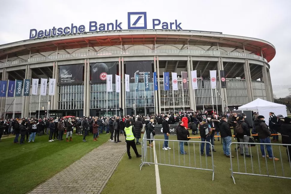EN FRANKFURT. Los hinchas alemanes hace cola para vacunarse, horas antes del partido.  
