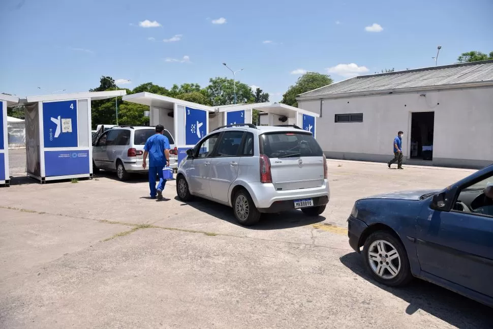 En la sede del 107, inmediaciones de la terminal de ómnibus, se puede concurrir en vehículo a recibir la vacunación. LA GACETA / FOTO DE INÉS QUINTEROS ORIO