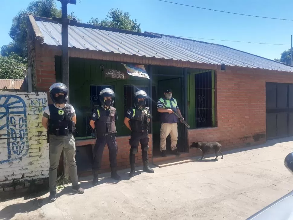 FUERTE OPERATIVO. Los hombres de la Brigada Oeste montan guardia en la casa del sospechoso.  