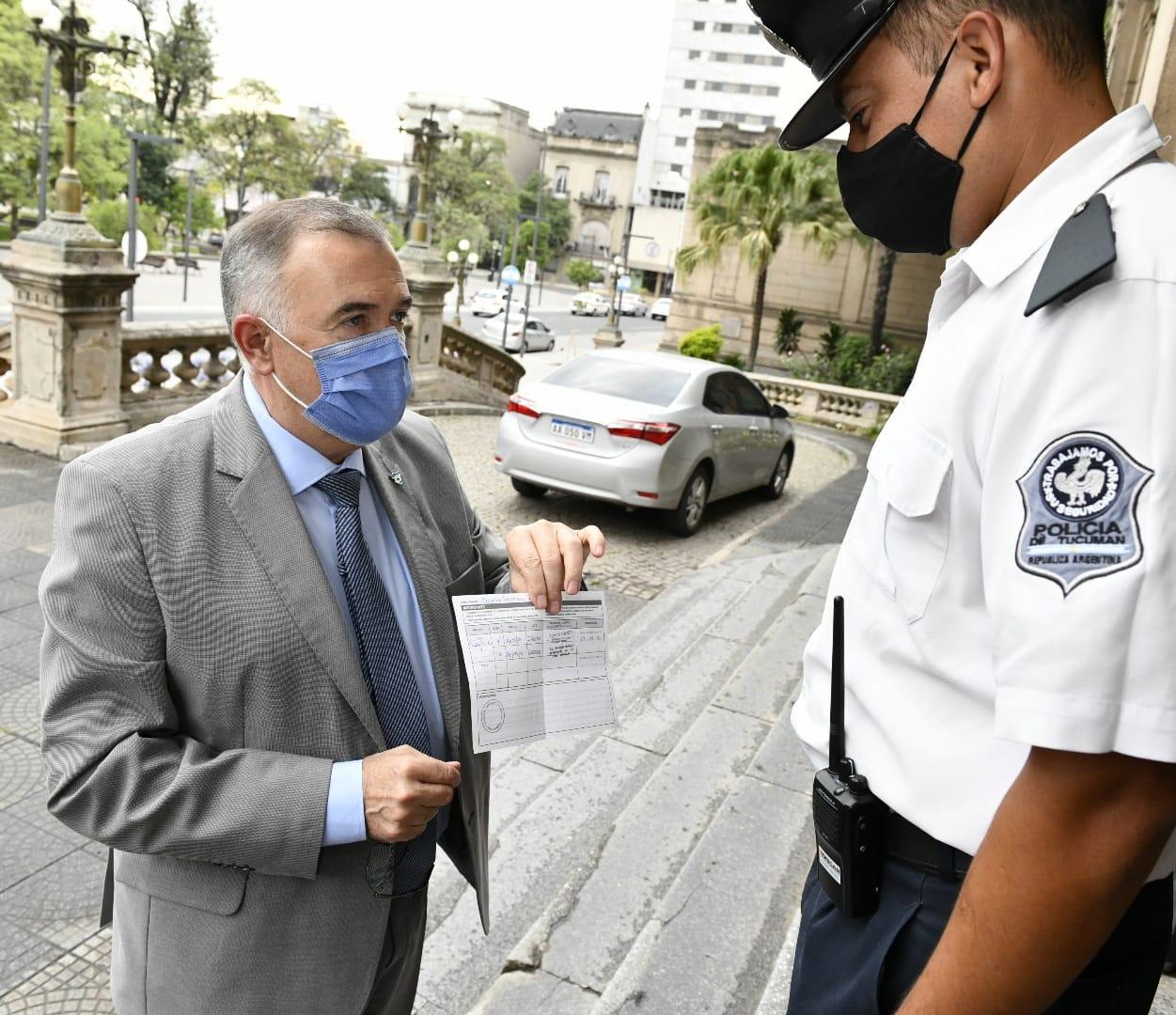 Jaldo se fotografió al presentar el carné de vacunas contra la covid al ingresar a Casa de Gobierno