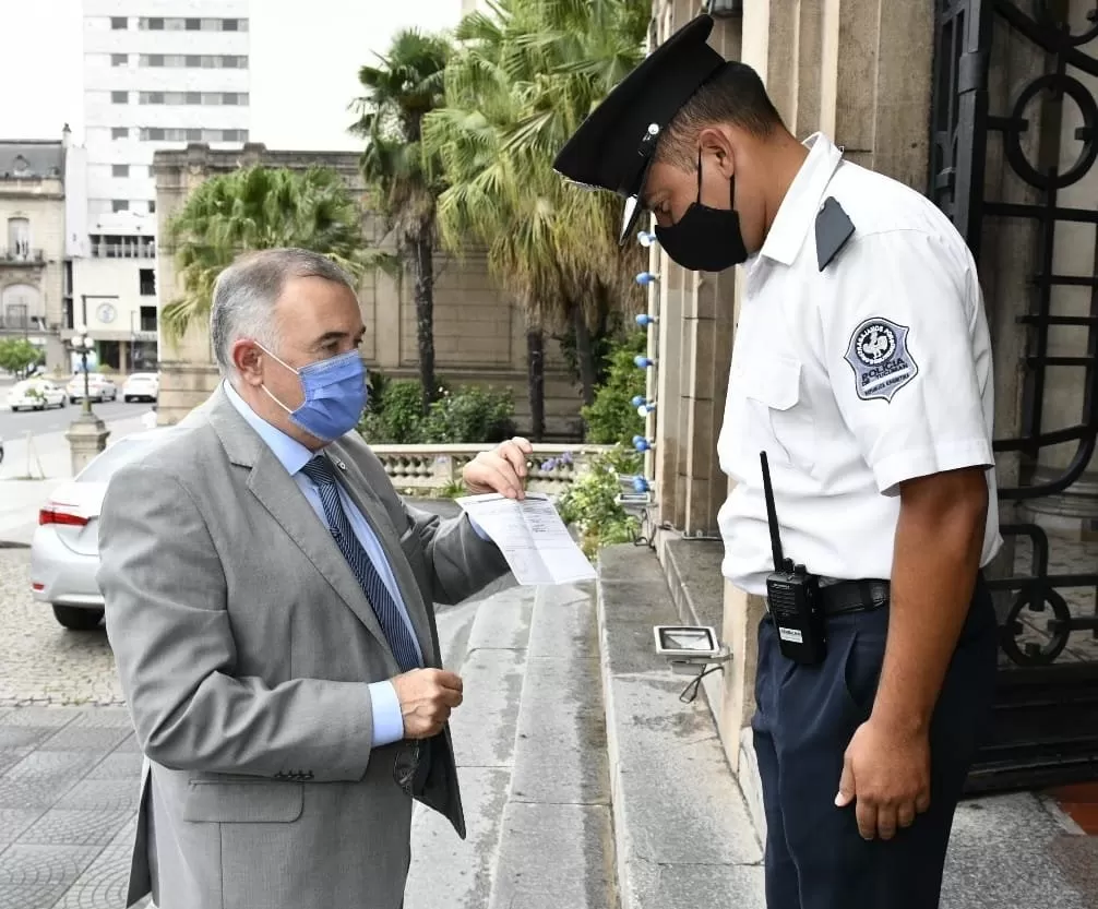 POSTAL INUSUAL. El gobernador Jaldo debió mostrar su carnet de vacunación ayer antes de ingresar a Casa de Gobierno, como establece su DNU. twitter @OsvaldoJaldo