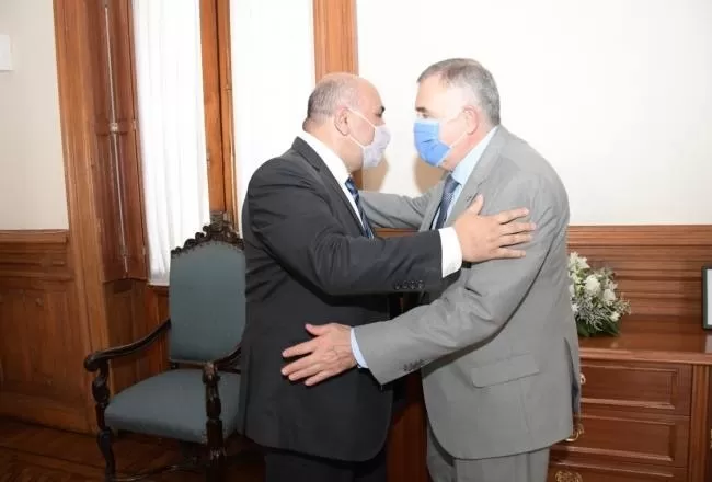 EL ABRAZO DE LA FÓRMULA. Manzur sorprendió a Jaldo al llegar antes de lo previsto a esta ciudad. Compartieron una recorrida matutina.   