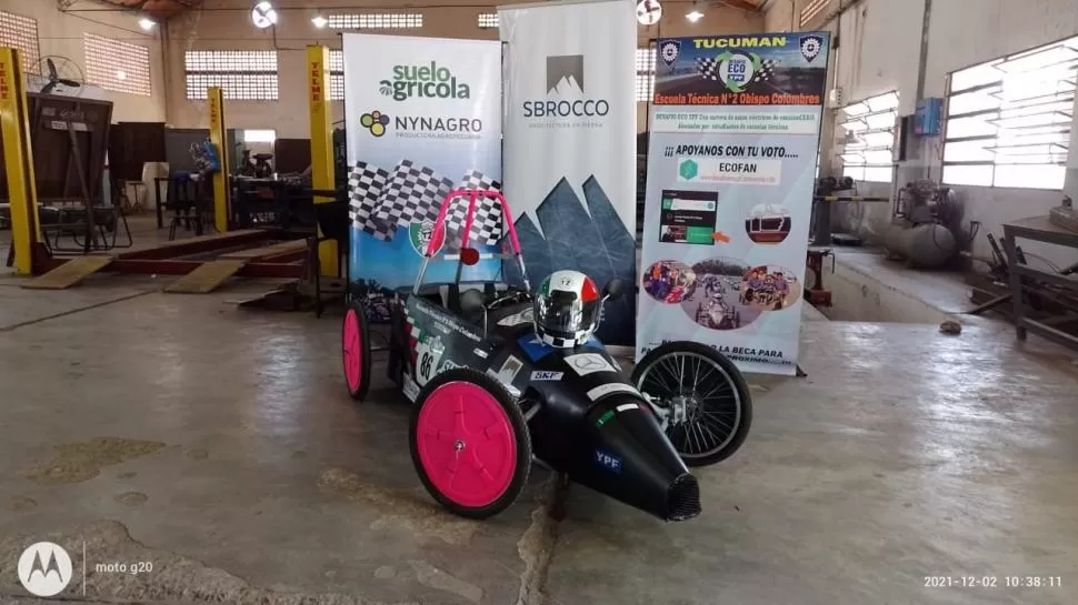 CON CUIDADO. En Bella Vista, los creadores de la máquina de emisión cero guardaron el auto siguiendo los consejos de sus pares con los que viajaron hasta Buenos Aires. 