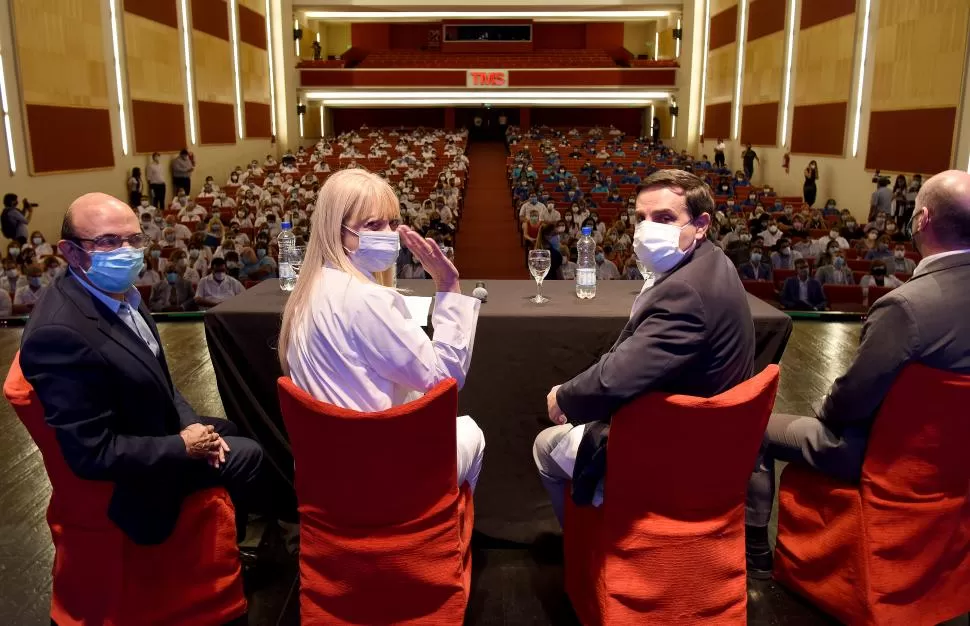 EN EL TEATRO. Chahla le dice adiós a la gestión en Salud Pública. 