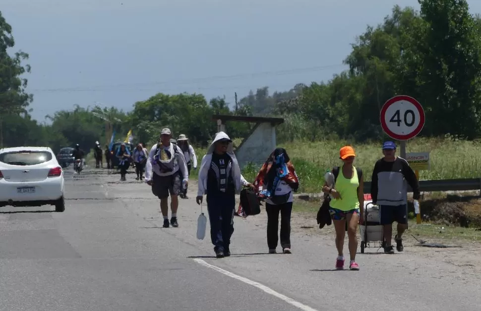 HARÁN 160 KILÓMETROS A PIE. Desde varios pueblos del sur de la provincia comenzaron a marchar los peregrinos en cumplimiento de promesas. LA GACETA / FOTO DE Osvaldo Ripoll