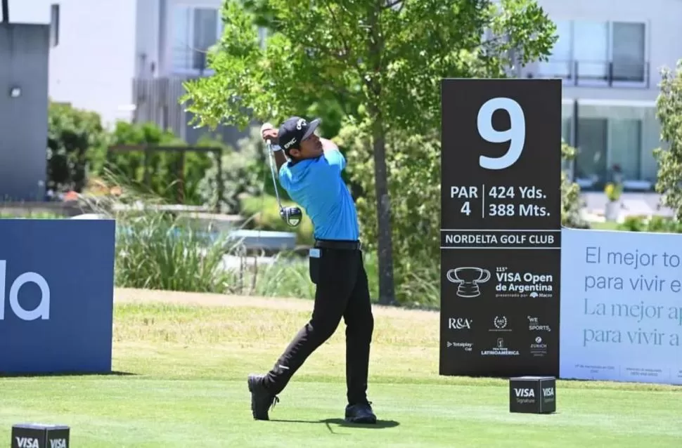 EN LA PELEA. Augusto Núñez pega en el campo de Nordelta. Es por ahora el mejor tucumano. 