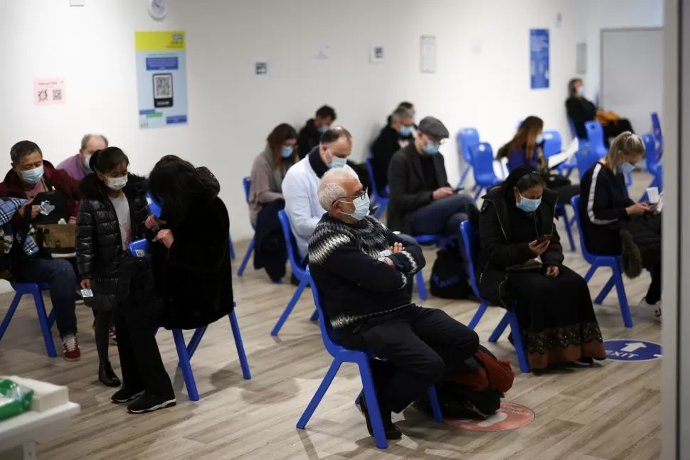 EN GRAN BRETAÑA. Varios ciudadanos esperan ser vacunados para enfrentar mejor a la variante ómicron. 