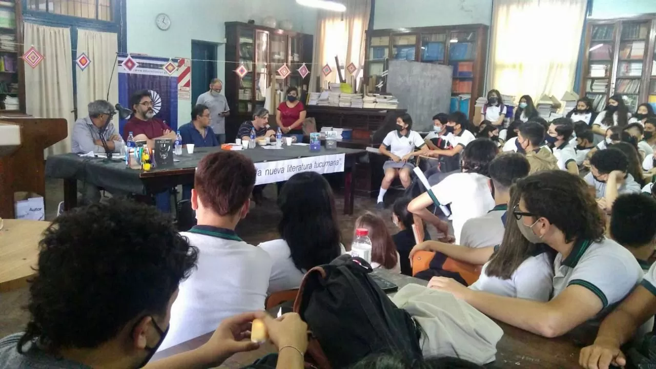 LOS ESCRITORES dialogan con los estudiantes. 