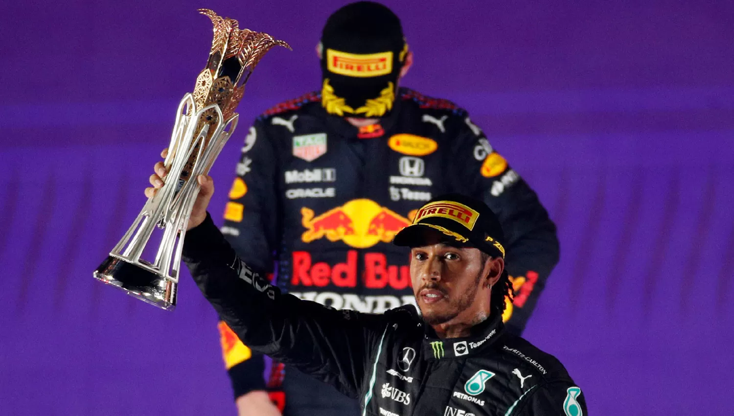 MANO A MANO. Hamilton levanta el trofeo mientras Verstappen se quedó con el segundo lugar en Arabia Saudita.