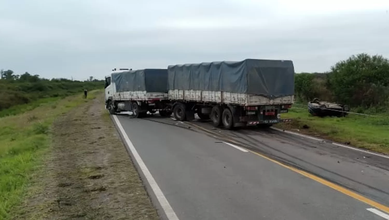 TRÁGICO. El auto de Mendoza chocó contra un camión sobre la 157, a pocos metros del cruce con la ruta 333.