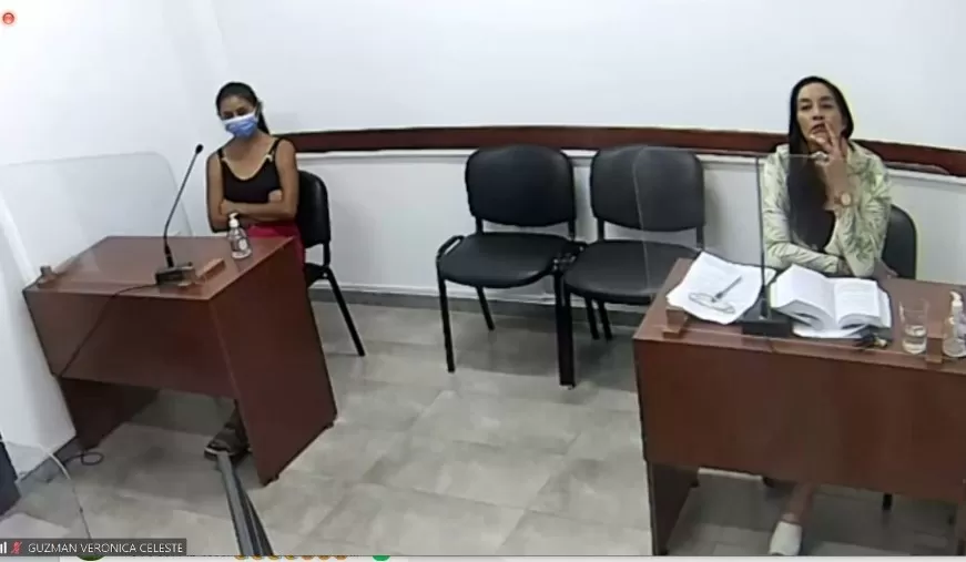 MOMENTO CLAVE. La acusada junto a su defensora Raquel Ferreira Asís momentos antes de que declarara en la audiencia. 