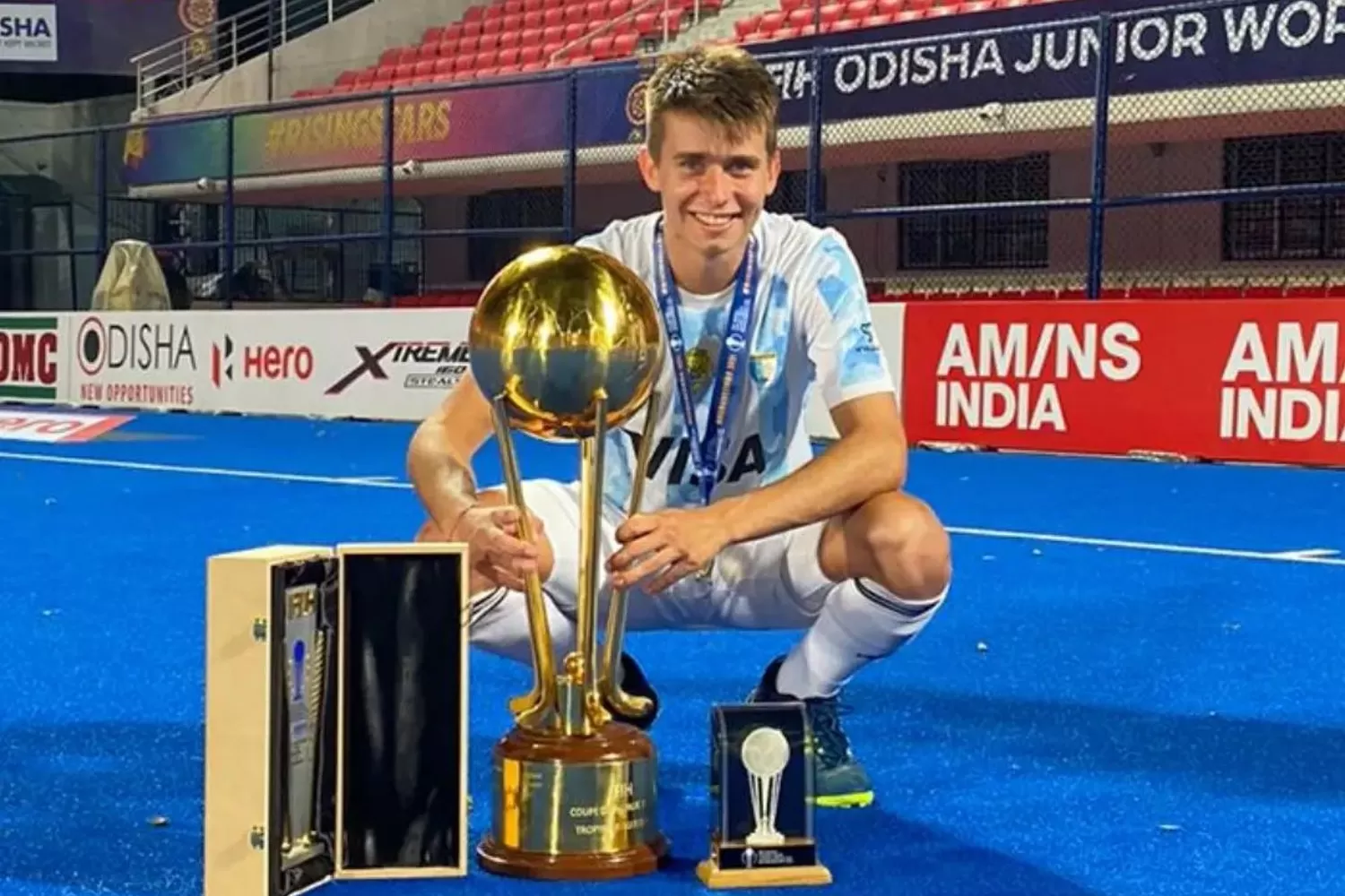 CON LA COPA. Nacho Nardolillo anotó uno de los goles que fueron elegidos como el mejor del torneo.