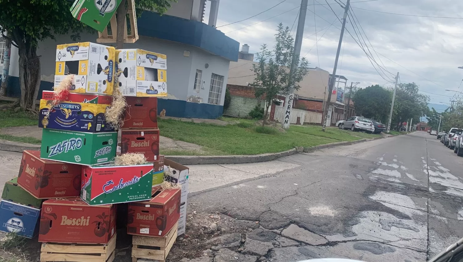 ENORME. La rotura en el pavimento tiene alrededor de 50 centímetros de diámetro y la montaña de cajas casi dos metros.