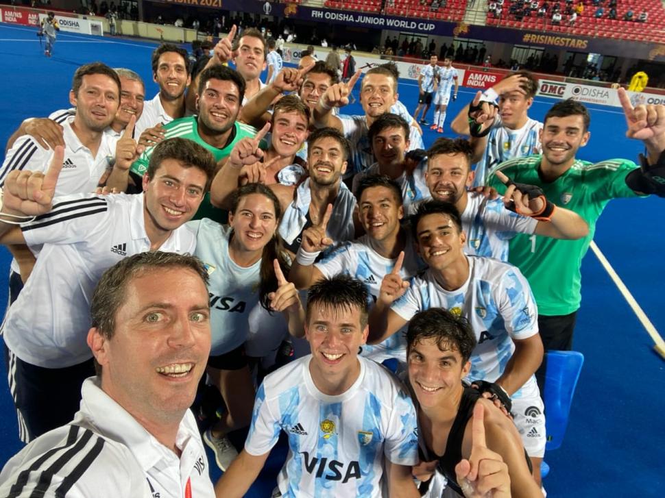 SELFIE MUNDIALISTA. Nardolillo (segundo adelante) festeja apenas terminó la final. 