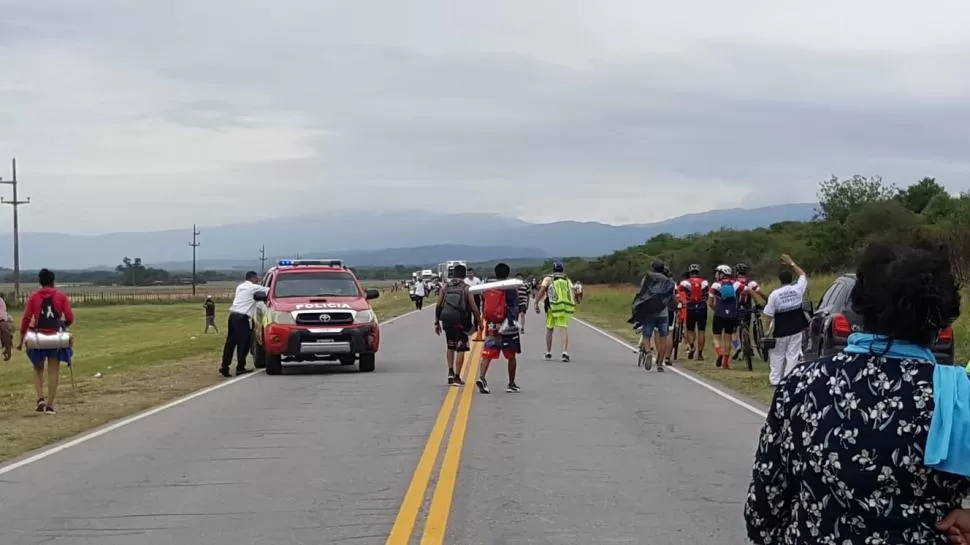 DE MADRUGADA. El siniestro ocurrió ya de día, cuando un contingente de feligreses se dirigía a Catamarca para homenajear a la Virgen. la gaceta / fotos de josé nuno