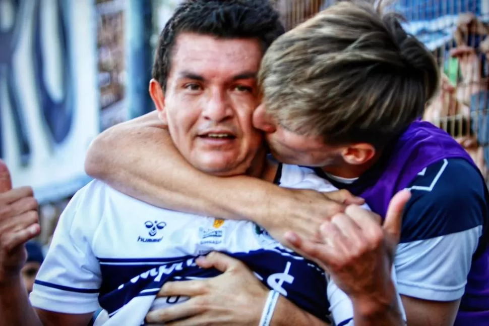 ¡CÓMO NO ABRAZARLO! Luis Miguel Rodríguez es el primer jugador de Gimnasia que le marca tres goles a Estudiantes. 