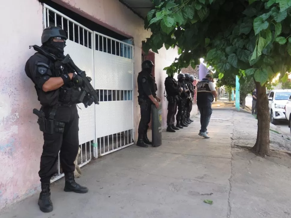 FUERTE OPERATIVO. El cuerpo de elite de la Policía participó de los allanamientos para detener a los integrantes de una organización. 