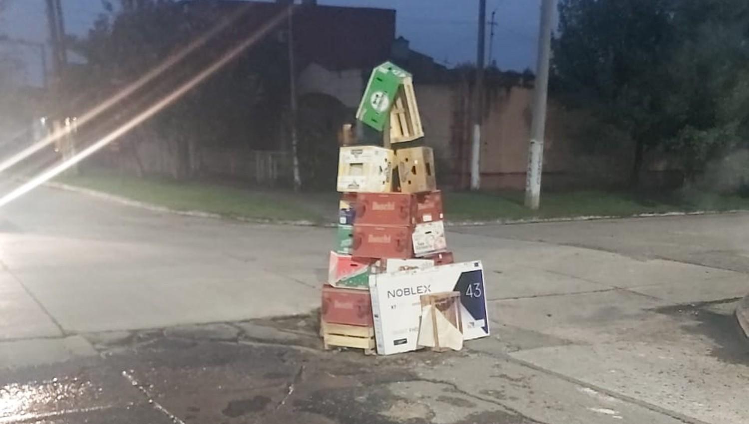 ENORME. La rotura en el pavimento tiene alrededor de 50 centímetros de diámetro y la montaña de cajas casi dos metros.