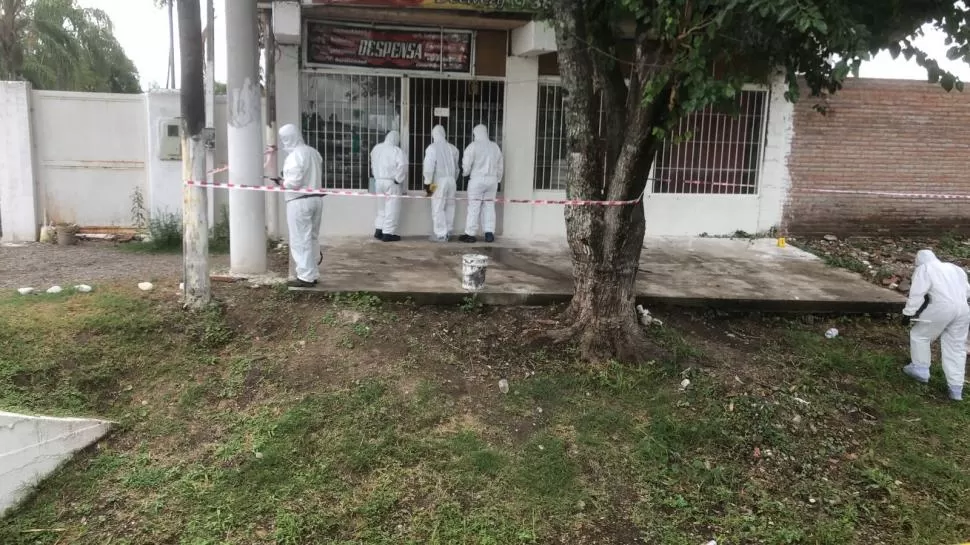 LUGAR DEL HECHO. Los peritos trabajan en la vivienda donde mataron a Jonathan Caro de un disparo.  