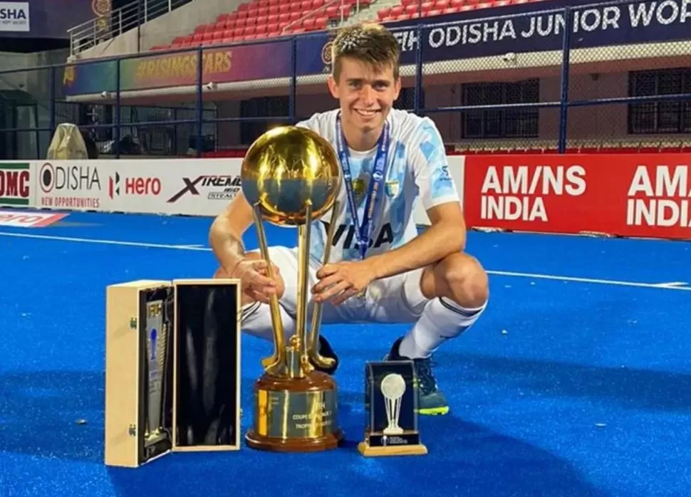 LA FOTO. El jugador de San Martín posó con el galardón por el mejor gol del torneo, la Copa del Mundo y el trofeo réplica  