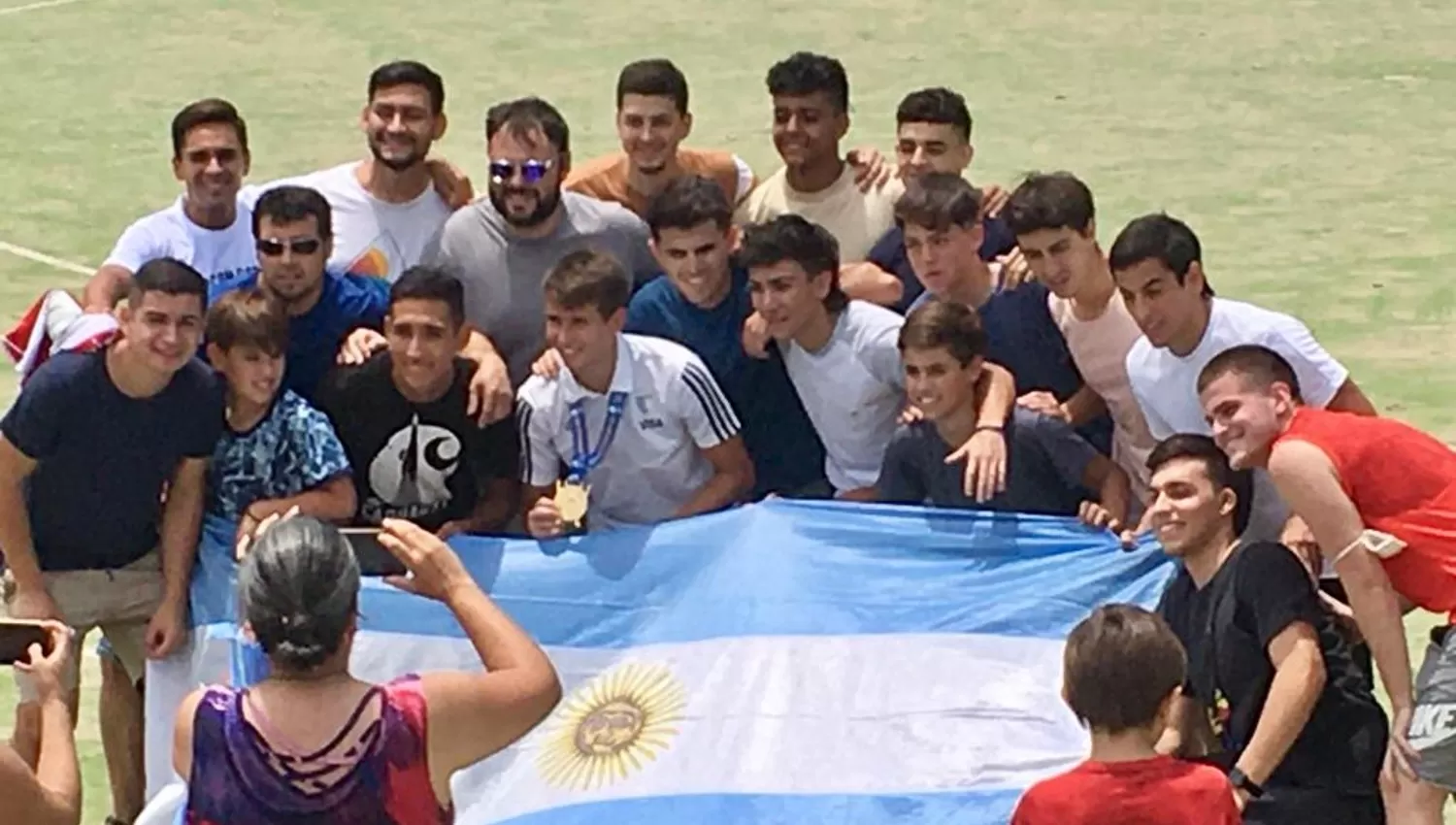 LA HINCHADA. Amigos y compañeros recibieron a Nacho Nardolillo en el complejo Mirkin.