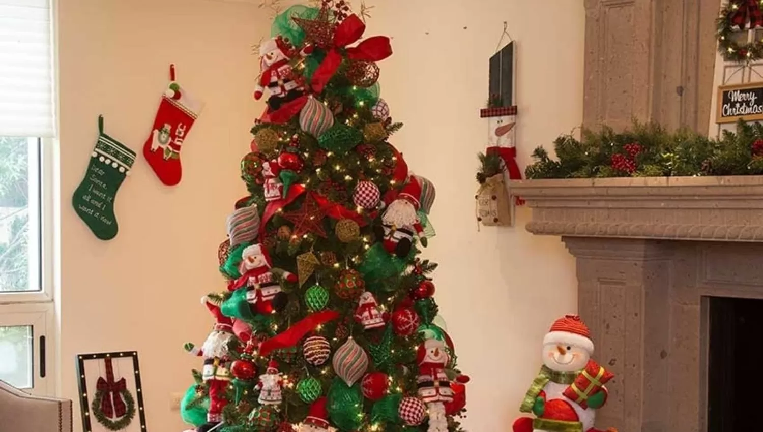 UN CLÁSICO. Como cada 8 de diciembre, en nuestro país miles de personas comienzan el armado del arbolito de navidad.