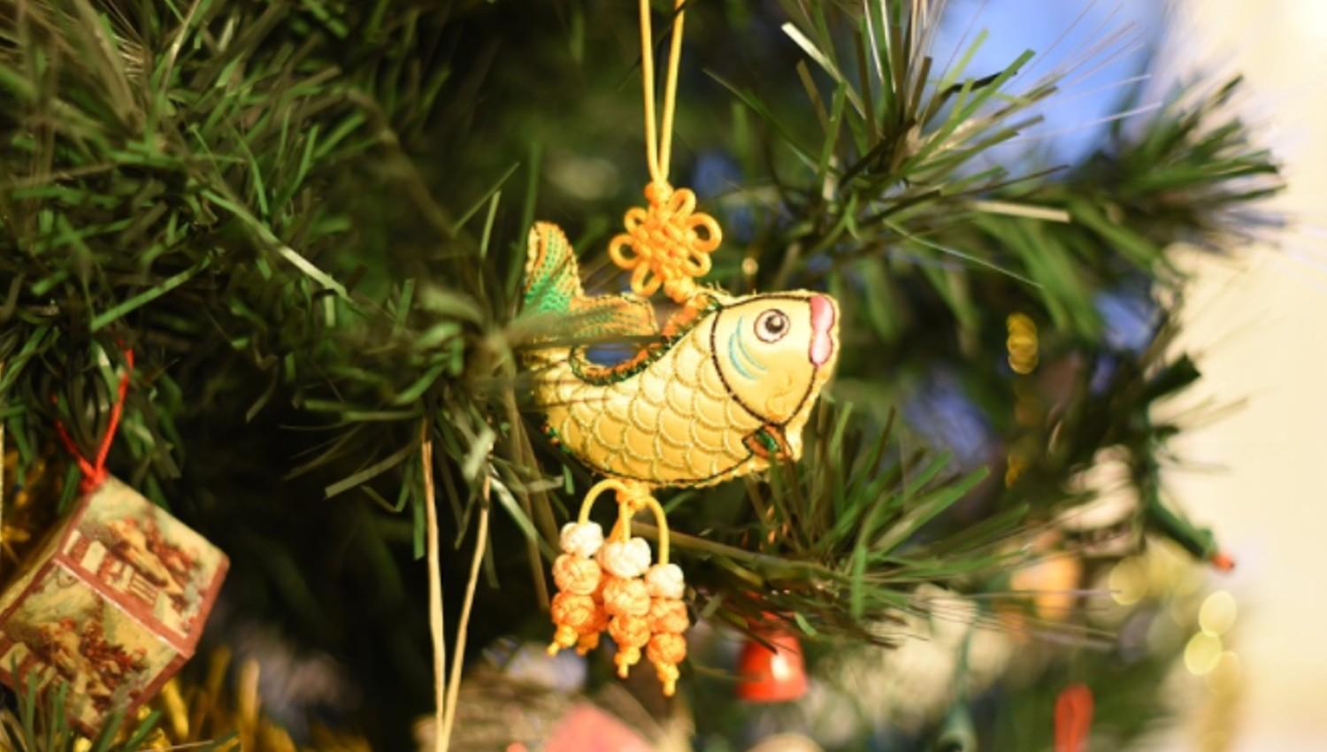 ALIMENTO. La figura de los peces se volvieron esenciales en cada arbolito.