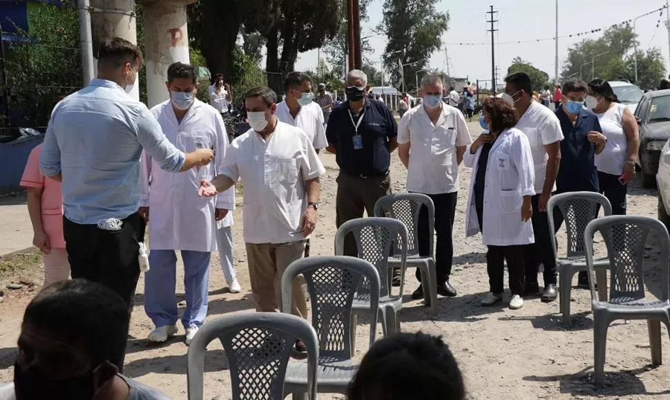 RECORRIDO. Ayer, durante los festejos por el día de la Virgen, el ministro de Salud Luis Medina Ruz recorrió nodos en La Reducción y en Lules. 