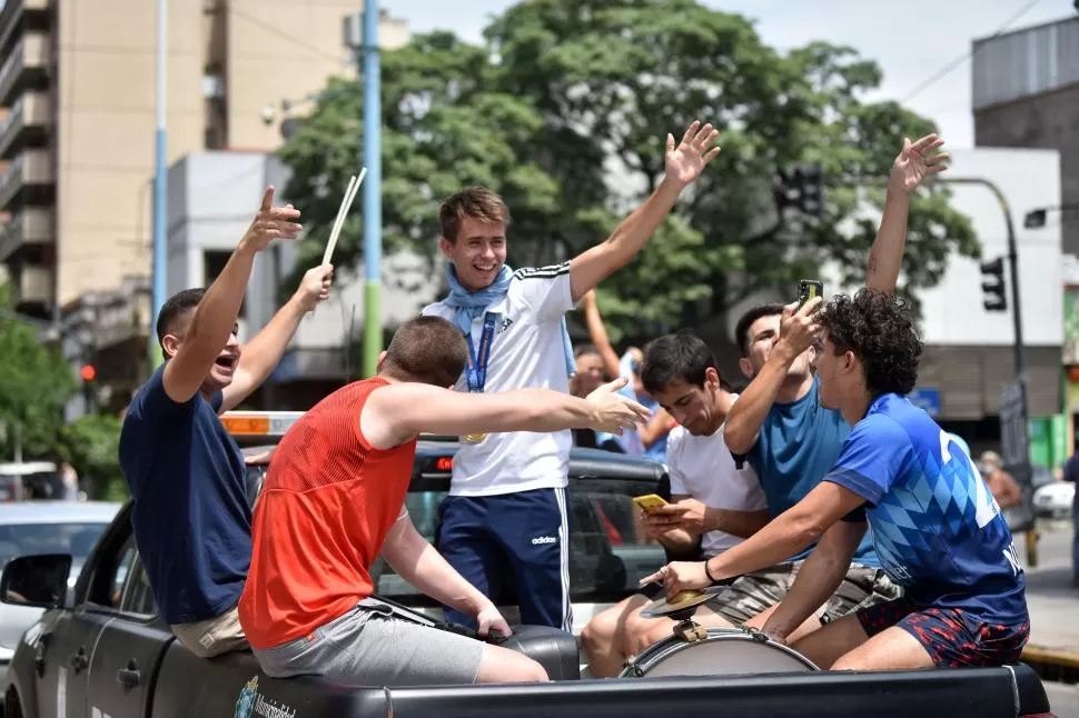 FELIZ. Allegados al jugador comentaron que Nardolillo prefirió que la caravana se haga en una camioneta, antes que en la autobomba de los bomberos. El joven de 18 años, según sus familiares, es de perfil bajo y tranquilo.  