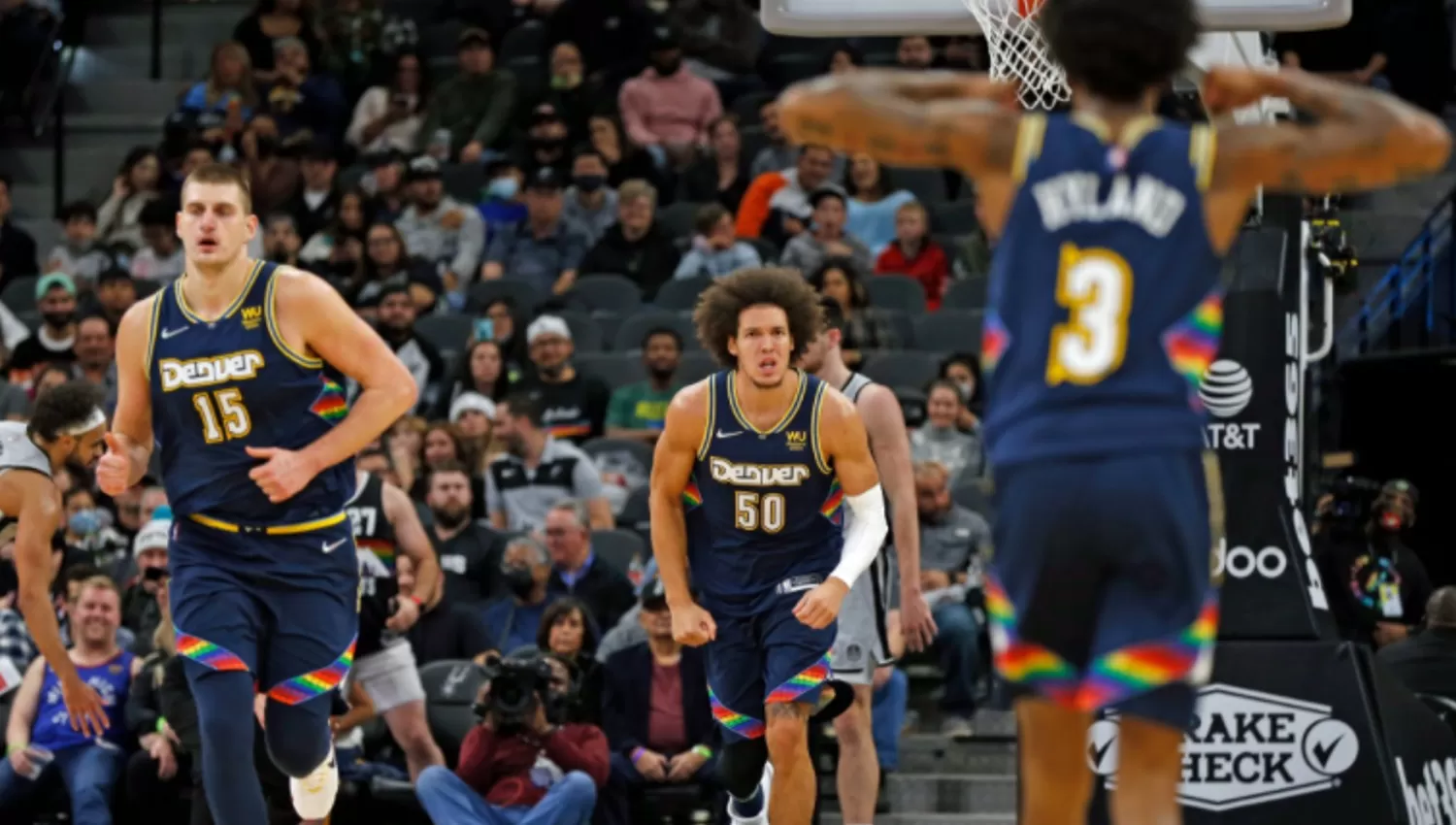 OTRA CARA. Liderados por Jokic, Nuggets se llevó una abultada victoria desde la cancha de Spurs.