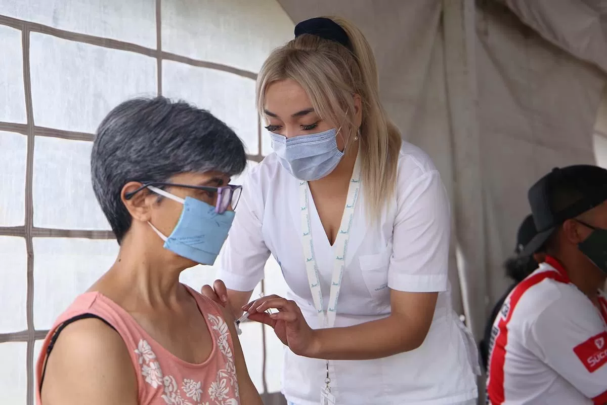 VACUNACIÓN EN TUCUMÁN. Una enfermera aplica una dosis del suero contra la covid-19 a una ciudadana. GENTILEZA MINISTERIO DE SALUD