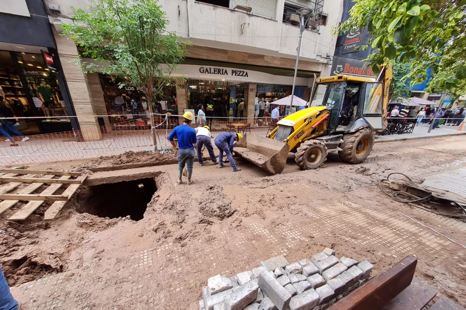 Trabajos de la SAT por un hundimiento en pleno centro.