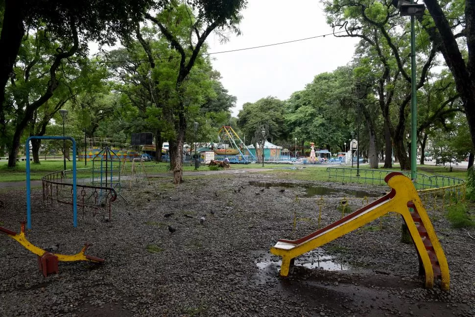 EN RUINAS. Los juegos infantiles fueron destruidos por la caída del árbol en el parque Avellaneda. Sólo unos pocos quedaron en pie. 