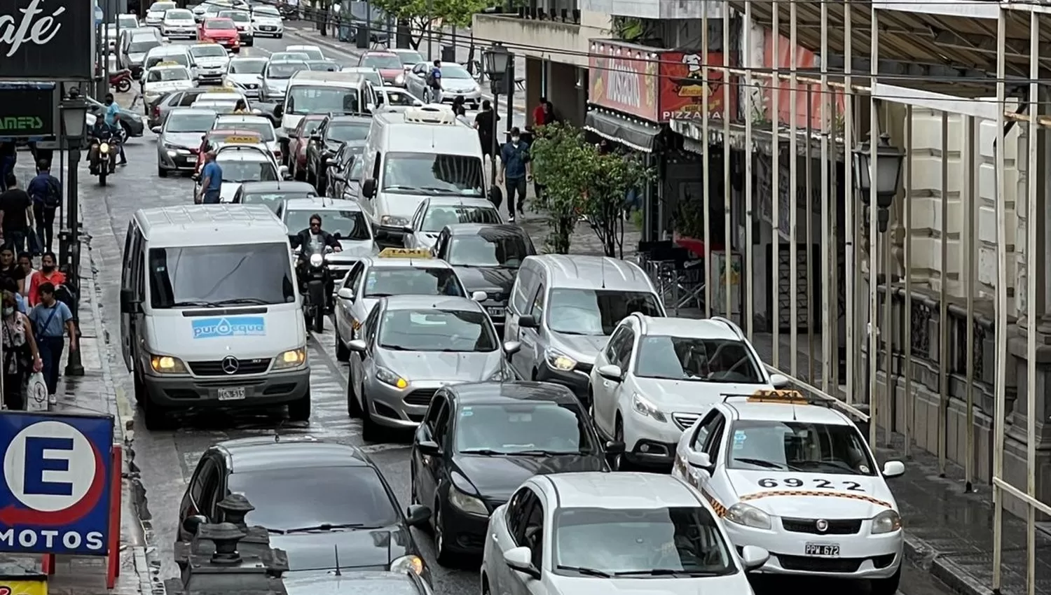 CAOS EN EL TRÁNSITO. Sin bolardos ni macetones, los conductores circulan y se estacionan en la semipeatonal de calle 9 de Julio.