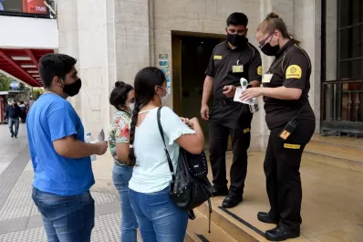 El pasaporte sanitario es una buena medida de presión para que la gente se vacune