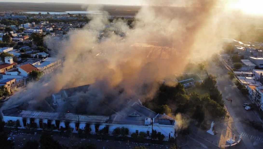 INCIDENTES. Incendian la Casa de Gobierno de Chubut en medio de una protesta contra la megaminería.