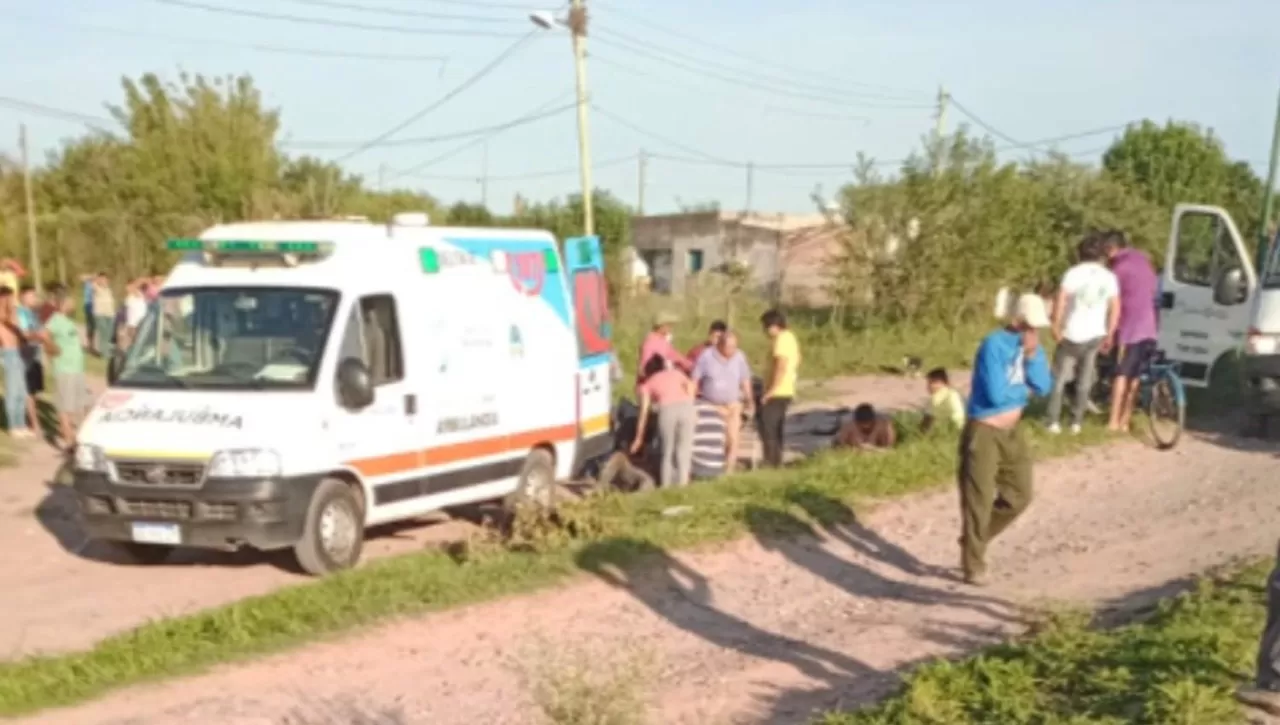 DESESPERACIÓN. Los vecinos ayudan a los enfermeros a cargar a los heridos en las ambulancias. La tragedia de ayer sacudió a Las Cejas. 