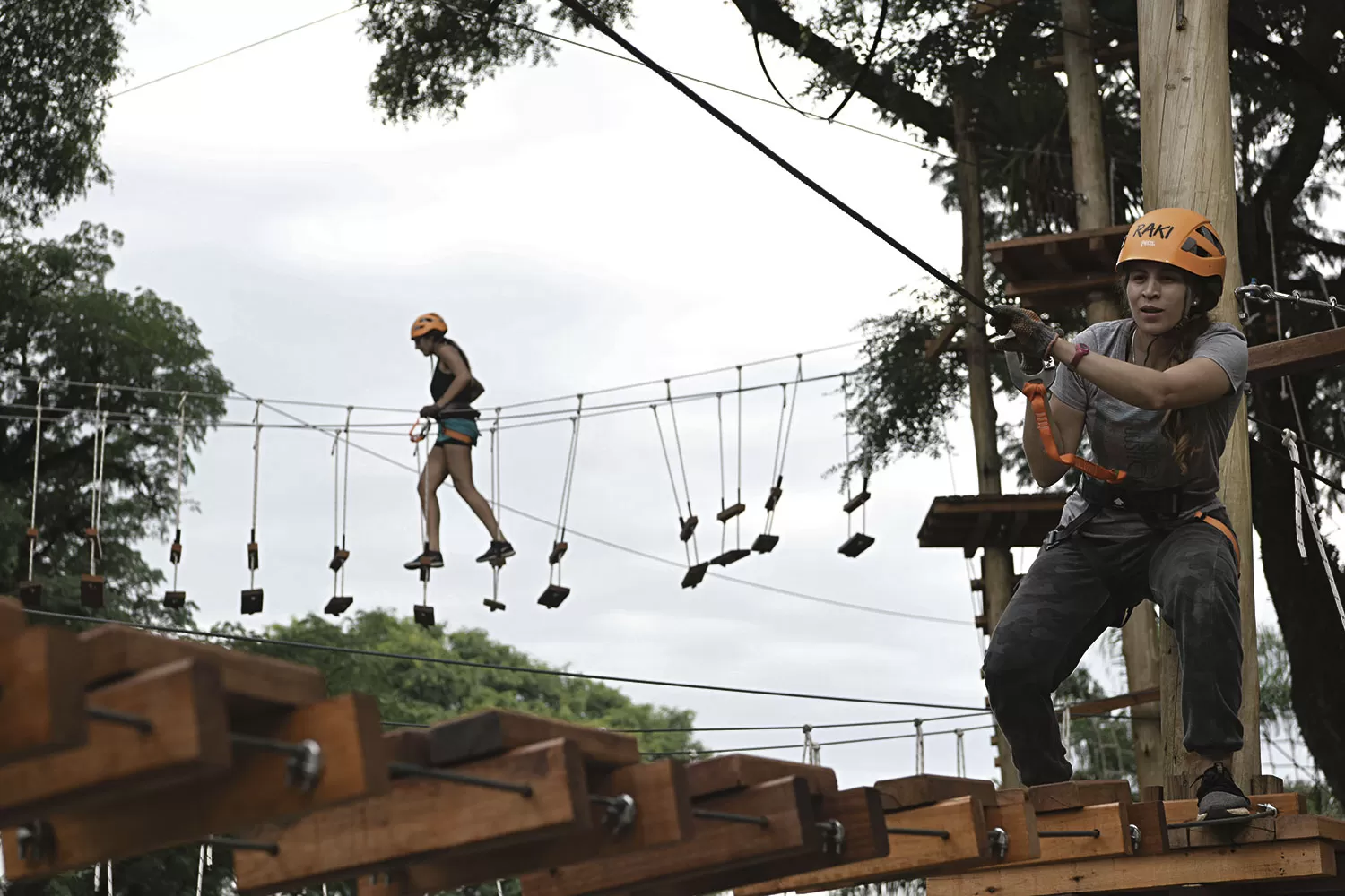 PARA TODOS LOS GUSTOS. A quienes les agrada andar por los aires, asumiendo riesgos y sintiendo la adrenalina, la tirolesa en una buena opción. 