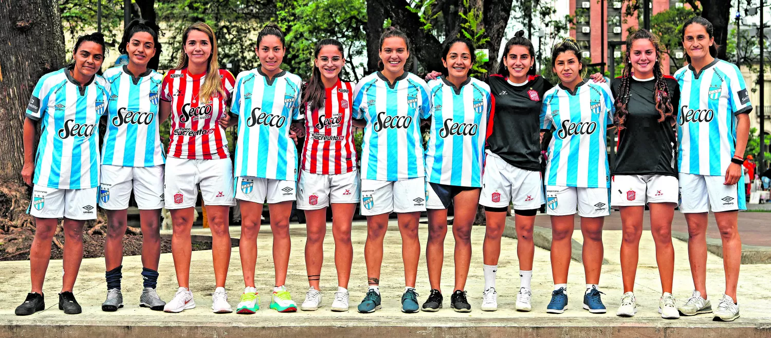 RIVALES, NO ENEMIGAS. Ledesma, Tévez, Sosa, Juárez, Orellana, González, Cevila, Díaz, Lizárraga, Grassi y Escasena, posan antes de la gran final de esta tarde entre Atlético Celeste y San Martín Rojo. 