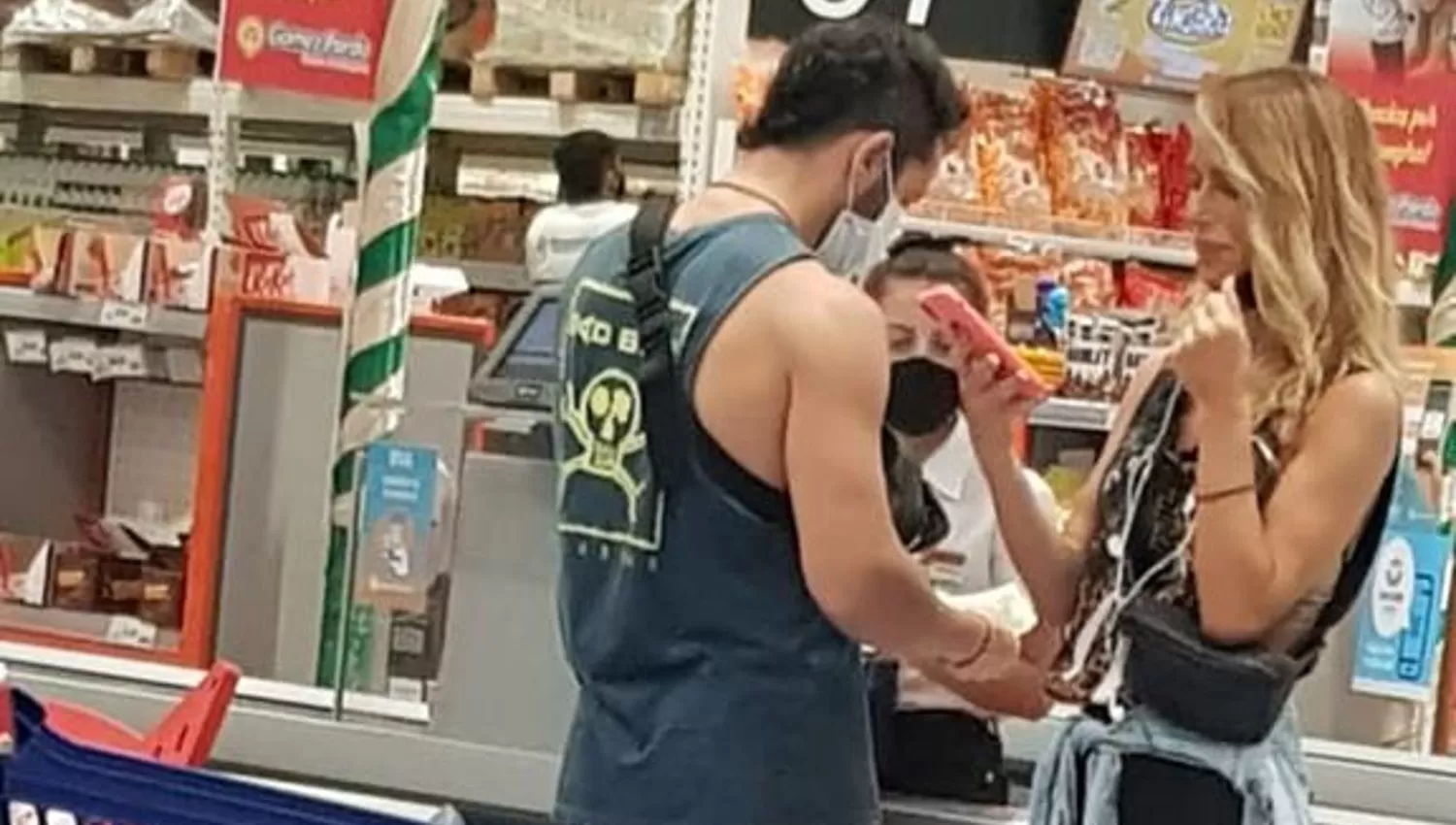 CON EL CHANGUITO. El Tucu y Rojas haciendo las compras en avenida Perón.