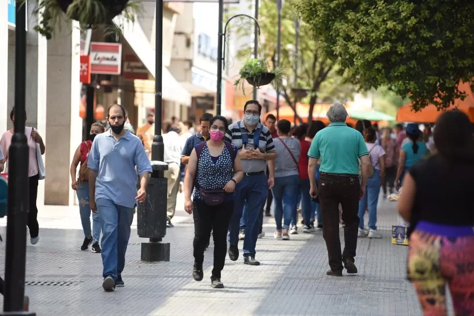 MULTITUD. El calor no frenó la vorágine de fin de año y la peatonal se llenó de ciudadanos.
