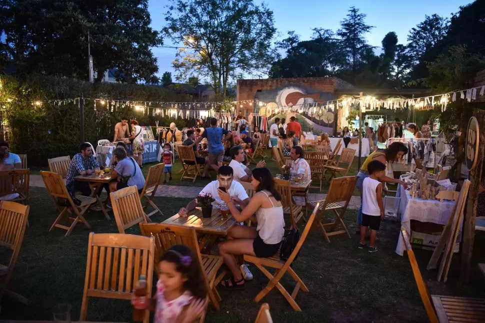 MÁXIMOS CUIDADOS. En los bailes y eventos masivos se debe pedir por ley la presentación del carnet sanitario. LA GACETA / FOTO DE INÉS QUINTEROS ORIO