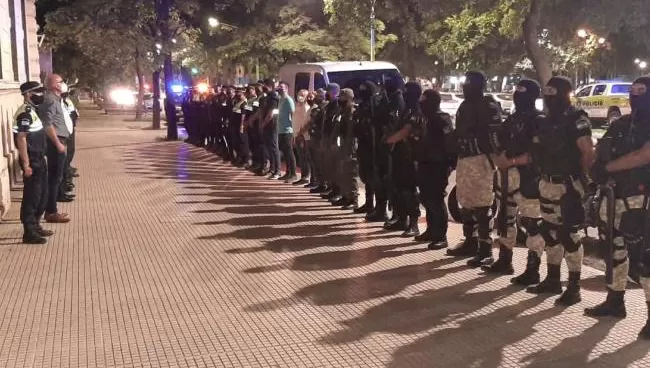 OPERATIVO. La Policía supervisa el control del pase sanitario.