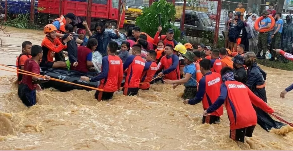 FILIPINAS BAJO el agua. 